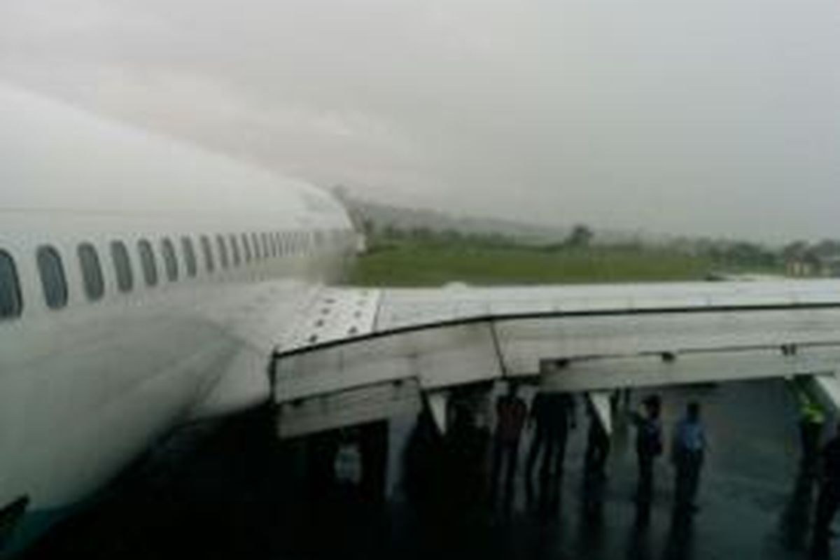 Pesawat Garuda Indonesia GA-618 yang tergelincir di Bandara Sultan Hasanuddin, Makassar, Selasa (2/6/2015).