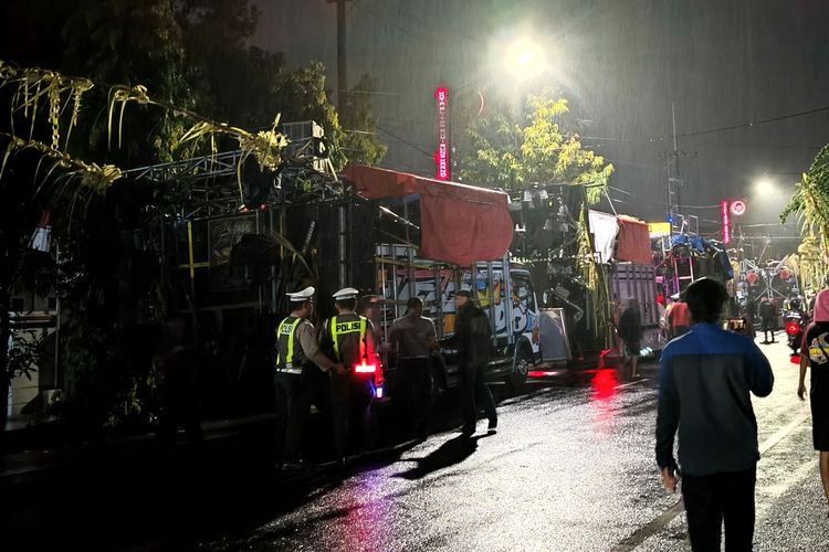 Belasan truk pengangkut perangkat sound system dan pencahayaan dalam karnaval sound horeg di Desa Kedawung, Kabupaten Blitar, digiring ke Kantor Polres Blitar Kota, Kamis (28/8/2025) dini hari