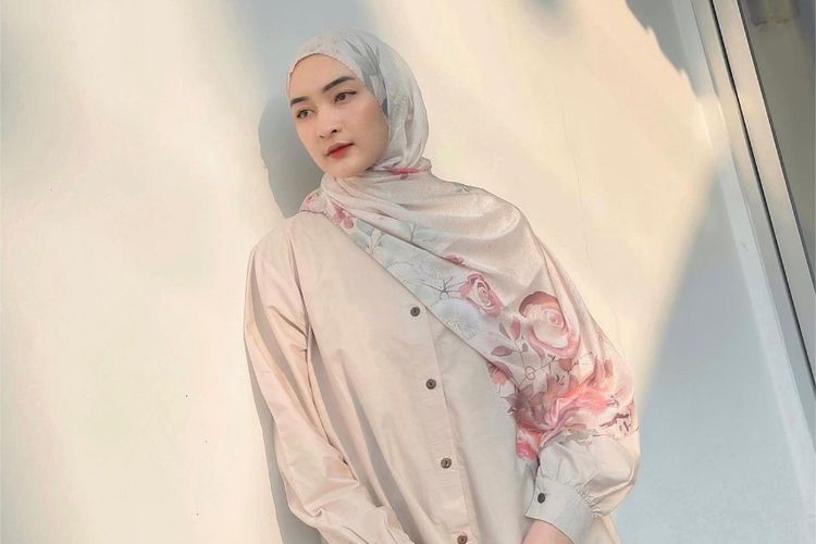 Tren pashmina motif kian populer, memberi kenyamanan sekaligus sentuhan stylish yang mudah dipadu-padankan. Simak 5 rekomendasi pashmina motif dari brand lokal.