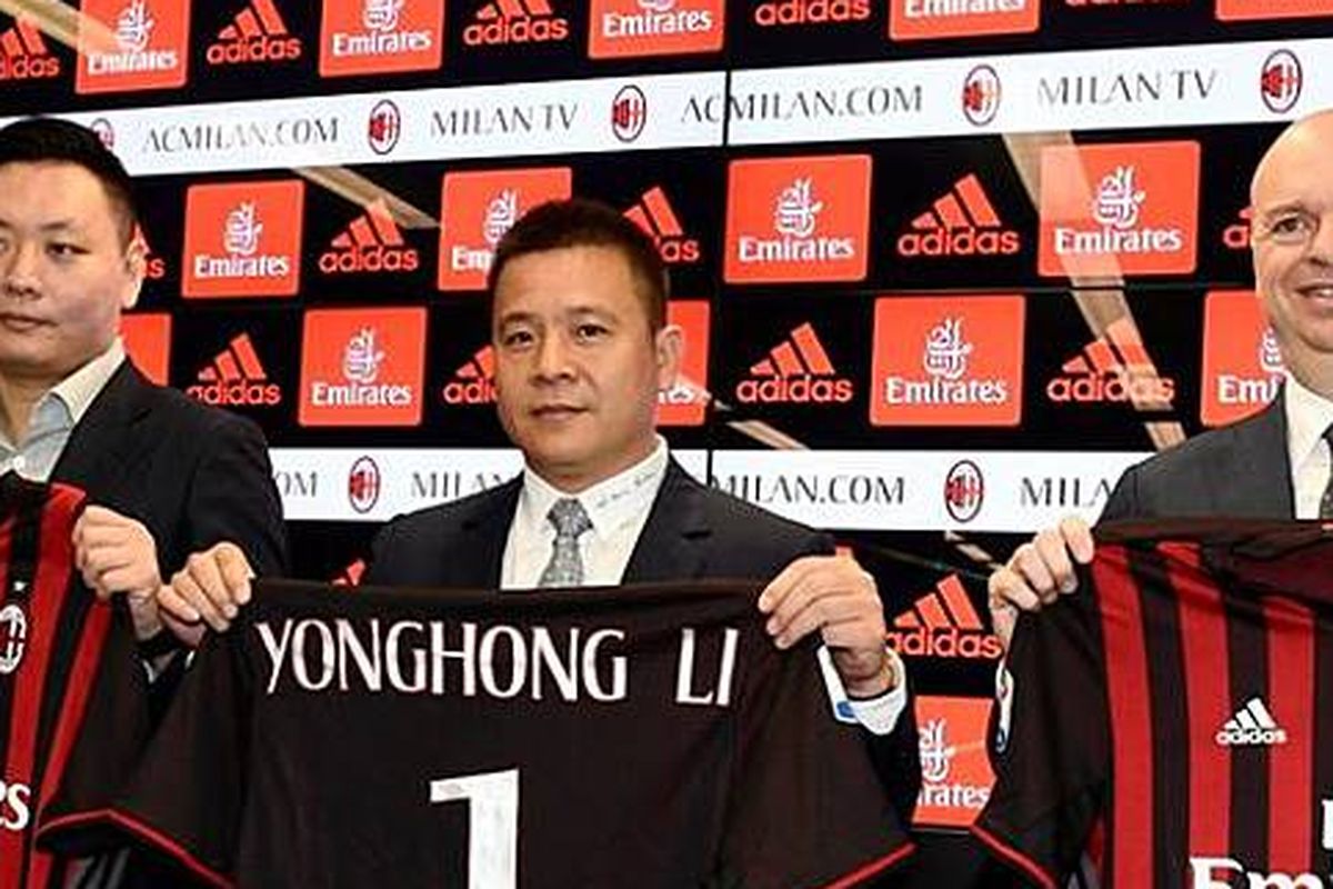 Li Yonghong (tengah) saat pengumuman akuisisi AC Milan dari Silvio Berlusconi, 2017 silam.