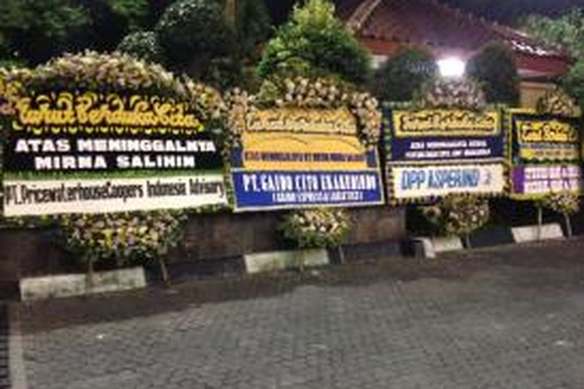 Puluhan karangan bunga diletakkan tepat di depan ruangan Fluorite dan Emerald Rumah Duka Dharmais, Jakarta, Jumat (8/1/2016) sebagai tanda duka cita atas meninggalnya Wayan Mirna Salihin (27). 



