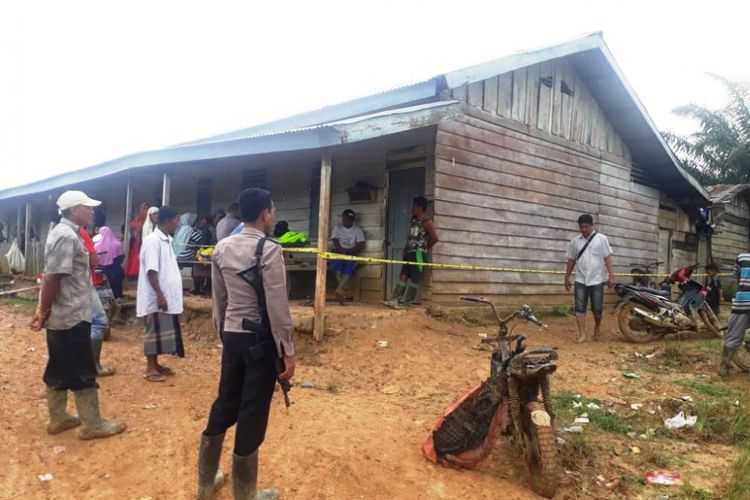 Polisi melakukan olah tempat kejadian perkara kasus pembunuhan karyawan di PT Mapoli Raya, Desa Sri Mulyani, Kecamatan Serba Jadi, Kabupaten Aceh Timur, Minggu (16/12/2018)
