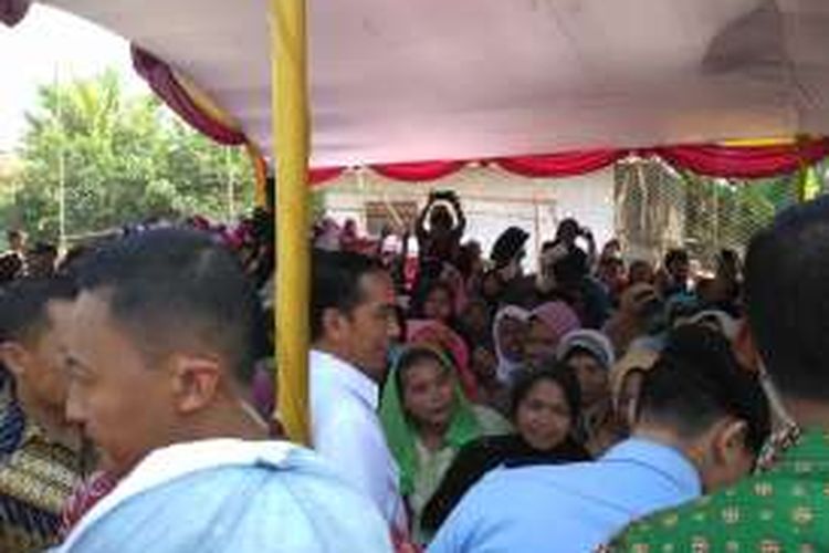 Presiden Joko Widodo membagikan sembako di Kampung Kebanyakan, Sukawana, Serang, Banten, Kamis (29/6/2016). 