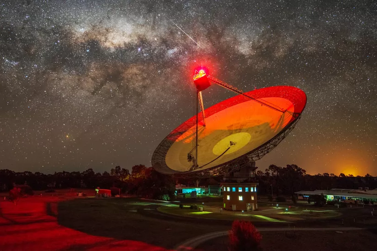 Teleskop Parkes di Australia berhasil mendeteksi sinyal misterius berasal dari Proxima Centauri, sistem bintang terdekat dengan Tata Surya kita. Diduga sinyal dari alam semesta itu berasal dari kehidupan luar Bumi, atau kemungkinan alien.

