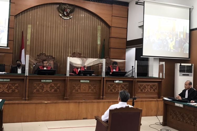 Mantan Kepala Biro Pengamanan Internal (Karo Paminal) Divisi Profesi dan Pengamanan (Propam) Polri Brigjen Hendra Kurniawan menjalani sidang perdana di Pengadilan Negeri (PN) Jakarta Rabu (19/10/2022). Hendra menjalani sidang dengan agenda pembacaan surat dakwaan kasus obstruction of justice atau perintangan proses penyidikan terkait perkara dugaan pembunuhan berencana terhadap Nofriansyah Yosua Hutabarat atau Brigadir J.