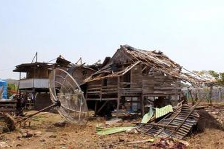 Tiga rumah dan satu kandang ayam tersapu puting beliung di Kelurahan Galung Maloang, Kecamatan Bacukiki, Kota Parepare, Minggu 912/10/2014) siang.