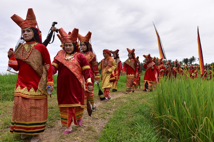 Suku Minangkabau menganut sistem kekerabatan matrilineal.