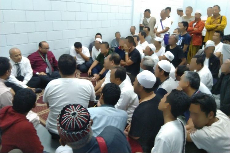 Ahmad Zaeni (depan, berbaju merah), Konsul Imigrasi KJRI Jeddah dan Safaat Ghofur (kiri, berdasi) selaku Koordinator Yanlin KJRI Jeddah ketika menemui WNI yang ditangkap otoritas Arab Saudi di detensi imigrasi (Tarhil). Mereka ditangkap setelah ketahuan tidak memakai dokumen resmi saat melaksanakan ibadah haji.