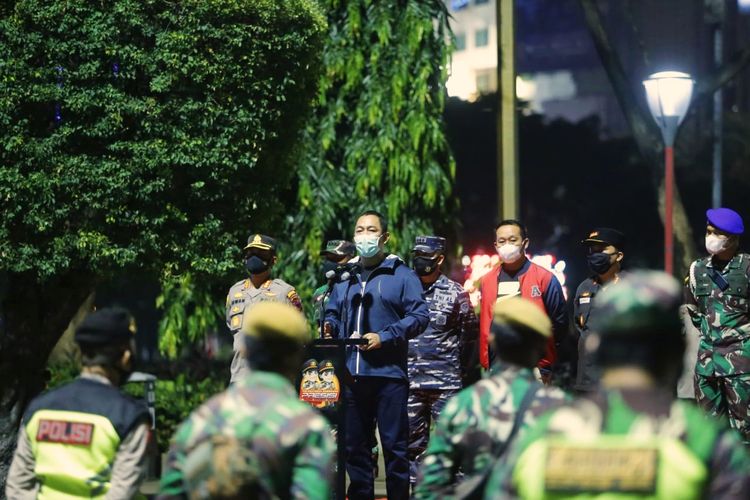 Wali Kota (Walkot) Semarang Hendrar Prihadi saat Apel Kegiatan Kesiapan Patroli PPKM Darurat di Lapangan Pancasila, Simpang Lima, pada Senin (5/7/2021).