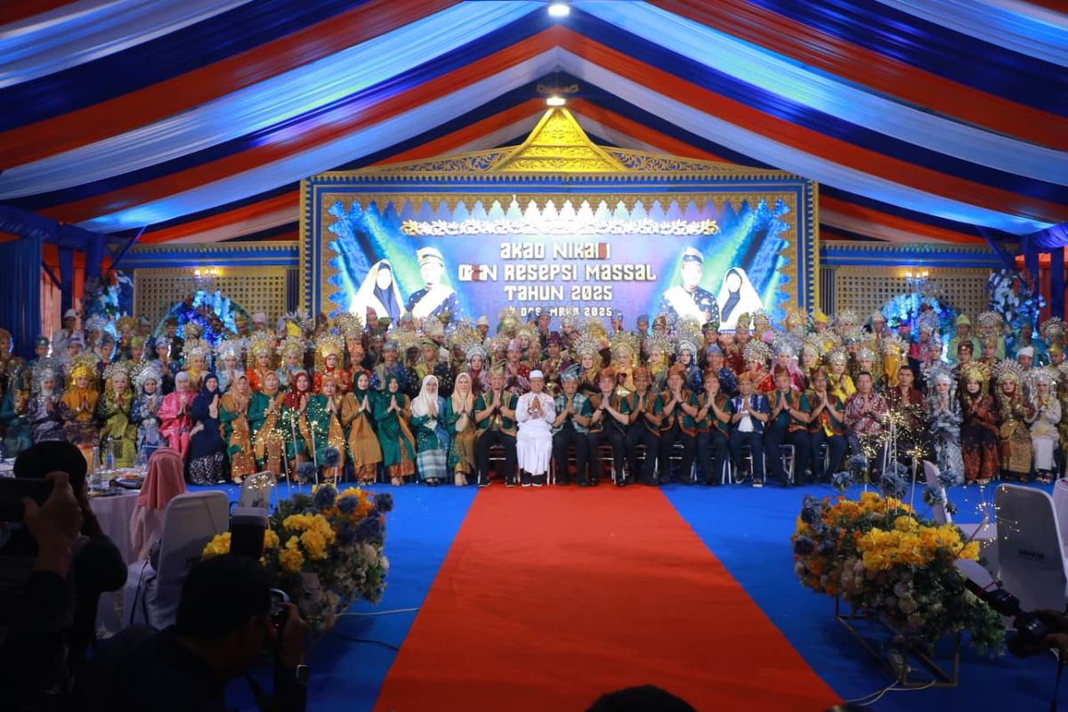 Acara nikah massal yang dipimpin langsung oleh Wali Kota Pekanbaru Agung Nugroho di lapangan Mal Pelayanan Publik (MPP), Minggu (7/12/2025).