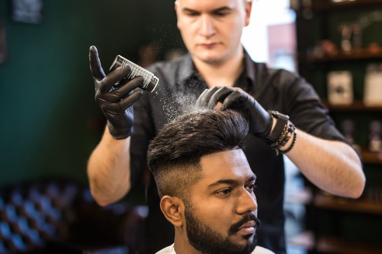 Ilustrasi pria menggunakan hair powder untuk menata rambut
