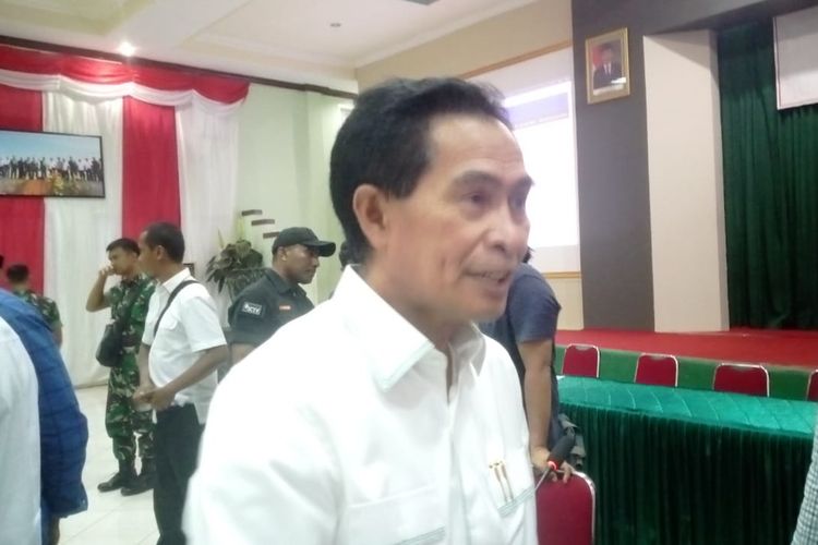 Wakil Wali Kota Ambon, Syarif Hadler, memberikan keterangan kepada wartawan di aula Korem 151 Binaya, Ambon Ranu (9/10/2019)