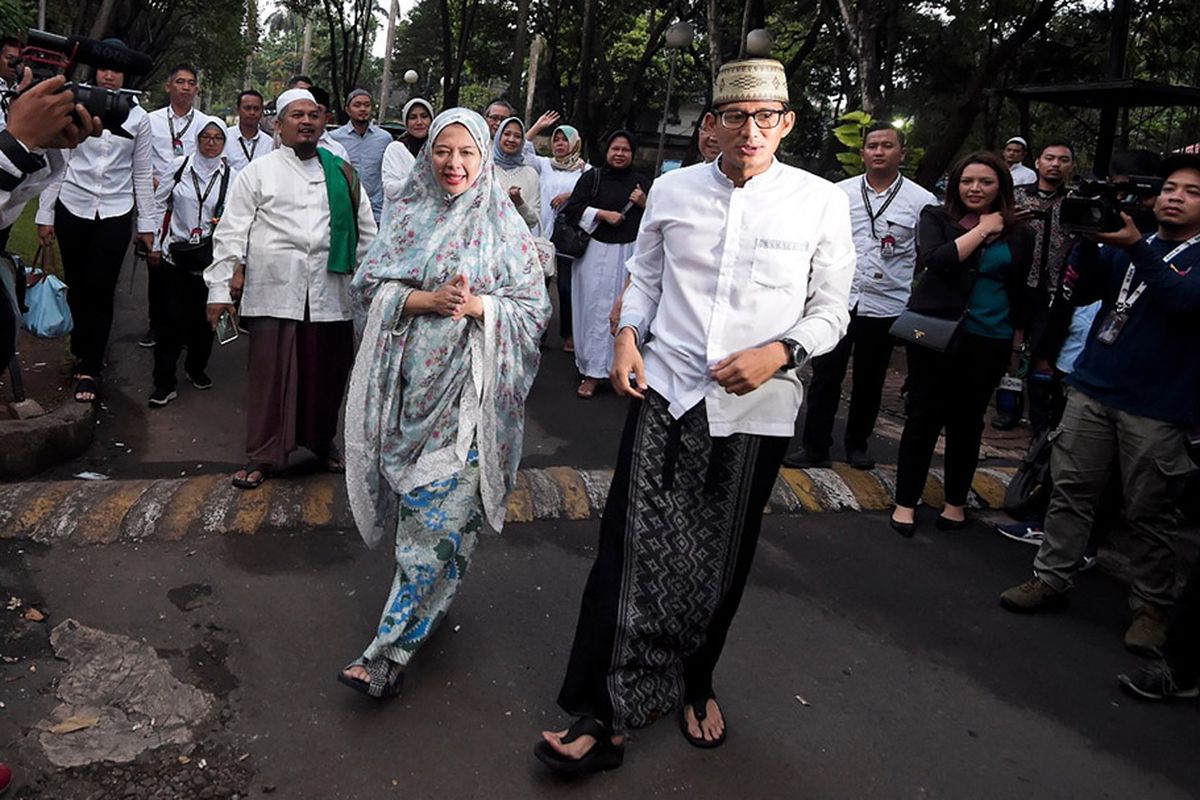 Calon wakil presiden nomor urut 02 Sandiaga Uno (kanan) bersama istri Nur Asia Uno (kiri) berjalan pulang usai salat berjamaah di masjid sebelum melaksanakan pencoblosan Pemilu 2019 di kawasan Kebayoran Baru, Jakarta, Rabu (17/4/2019). Sandiaga tiba di TPS sekitar pukul 07.30 Wib dengan didampingi oleh istri dan kedua anaknya, Anneesha Atheera Uno dan Amyra Atheefa Uno.