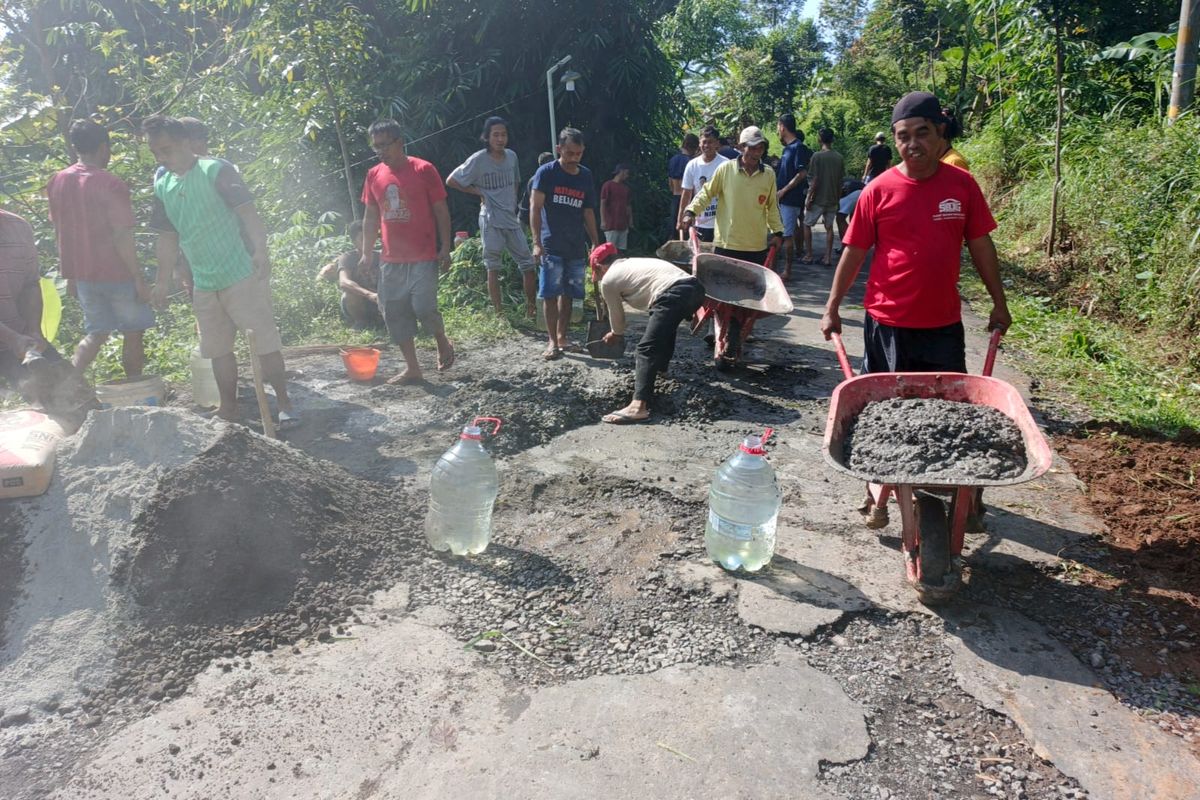Warga Dusun Clowok Desa Polobogo Kecamatan Getasan Kabupaten Semarang bekerjabakti memperbaiki jalan yang rusak, Minggu (4/5/2025)