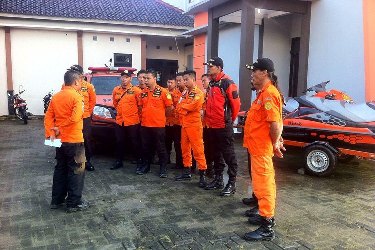 Tim SAR Yogyakarta bersiap membantu tim SAR Magelang dalam proses pencarian dua korban  hanyut di Sungai Elo, Magelang, Jumat (3/3/2017). (Foto: Ilustrasi)
