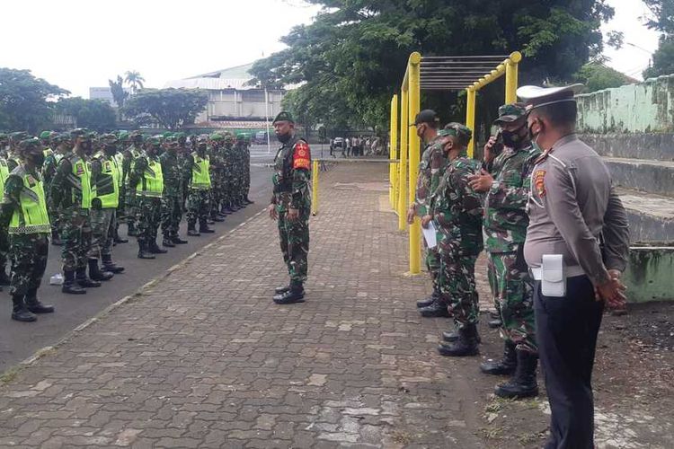 Personel TNI dari Korem 043 Garuda Hitam melakukan apel persiapan pengamanan kedatangan Presiden Joko Widodo ke Lampung.