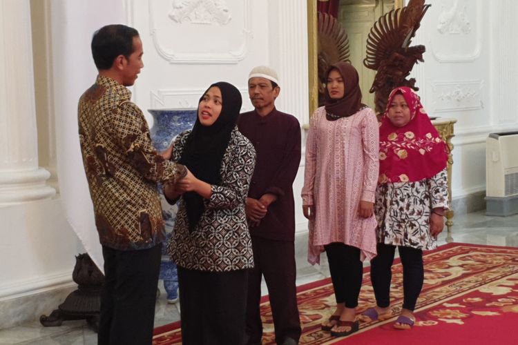 Presiden Joko Widodo bertemu dengan Siti Aisyah, WNI yang baru saja bebas dari kasus pembunuhan Kim Jong Nam, kakak tiri pimpinan Korea Utara Kim Jong Un. Pertemuan berlangsung di Istana Merdeka, Jakarta, Selasa (12/3/2019).
