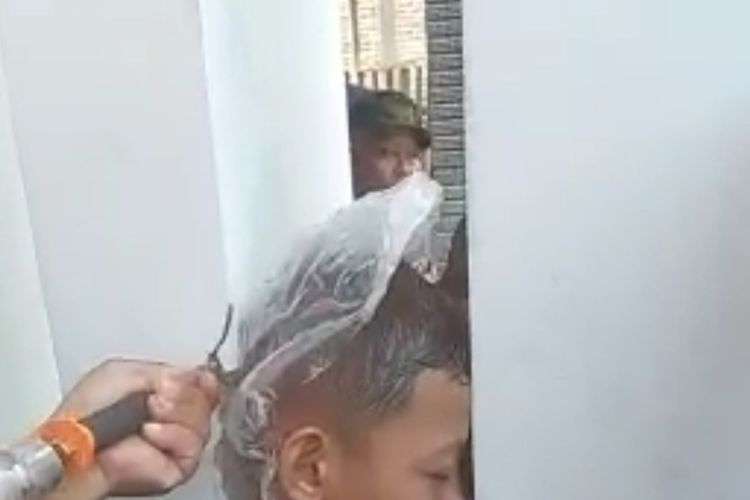 PECAH TEMBOK&mdash;Petugas Damkar Pemkab Madiun menggunakan palu dan betel untuk memecahkan tembok pilar agar kepala anak yang terjepit tembok pilar teras rumah dapat dikeluarkan. Kejadi itu terjadi di Desa Sumberbening, Kecamatan Balerejo, Kabupaten Madiun, Jawa Timur, Rabu (26/4/2023).