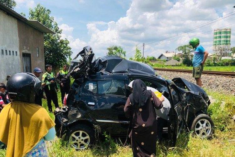 Sebuah mobil Daihatsu Ayla tertabrak Kereta Api (KA) Matarmaja di Dusun Sonotengah, Desa Kebonagung, Kecamatan Pakisaji, Kabupaten Malang, Jawa Timur, Minggu (18/2/2024).