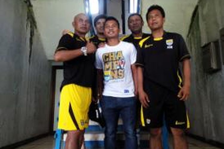 Gelandang Persib Bandung Dedi Kusnandar saat berfoto bersama staff pelatih Persib Bandung di Mes Persib, Jalan Ahmad Yani, Rabu (13/1/2016)