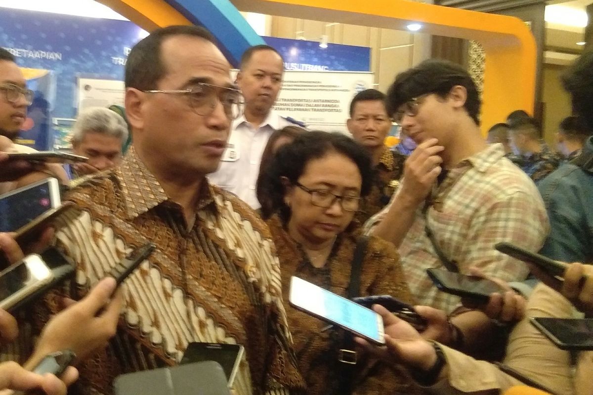 Menteri Perhubungan Budi Karya Sumadi memberikan keterangan pers di Hotel Sultan, Jakarta, Rabu (26/2/2020).