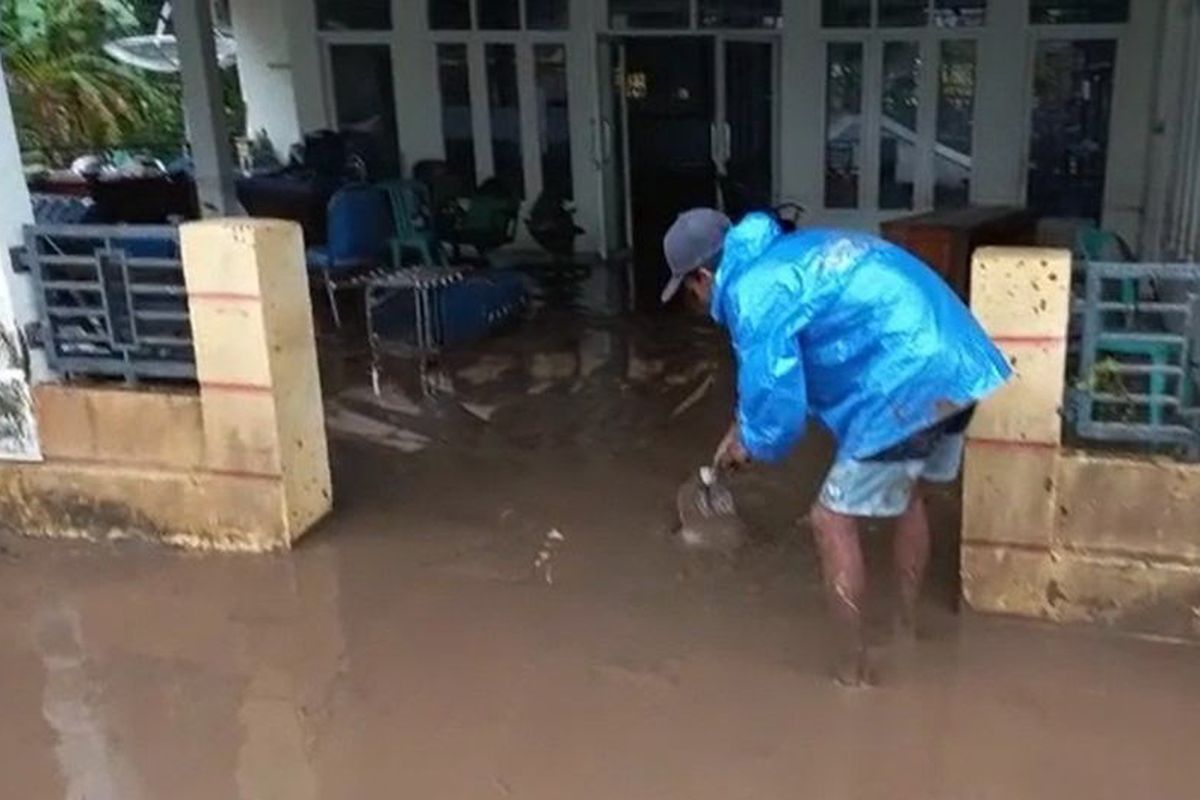 Warga membersihkan sisa lumpur usai banjir dan tanah longsor melanda Kecamatan Sangkapura serta Tambak di Kepulauan Bawean, Gresik, Jawa Timur, Kamis (2/3/2023).