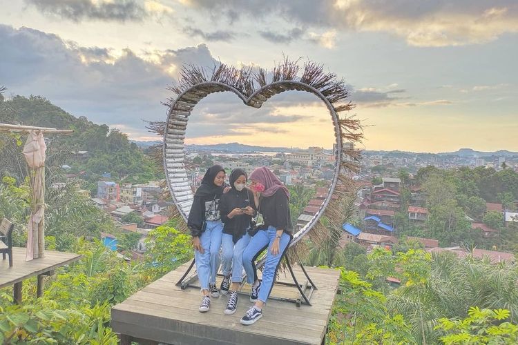 Tempat wisata di Samarinda bernama Puncak Dabo yang memiliki beragam spot foto dengan pemandangan Kota Samarinda, Kalimantan Timur.