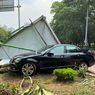 Mercedes-Benz Tabrak Baliho hingga Ambruk di Sunter, Diduga Pengemudi Mengantuk