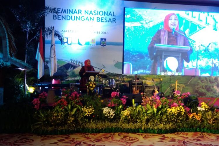 Sekretaris Jenderal  Kementerian Pekerjaan Umum dan Perumahan Rakyat (PUPR) Anita Firmanti ketika memberikan kata sambutan dalam Seminar Bendungan Besar Nasional di Lombok, Nusa Tenggara Barat, Jumat (25/5/2018).
