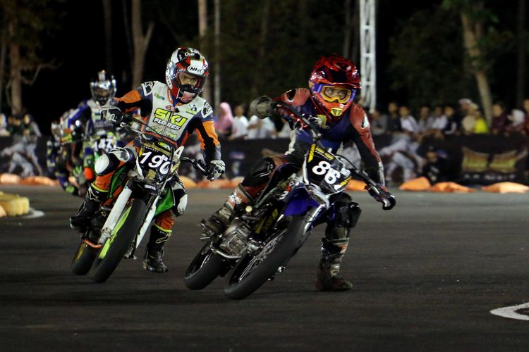 Selain pembalap Nasional, Trial Game Asphalt 2019 juga diikuti komunitas motor, Seri 4 berlangsung di Sirkuit Kanjuruhan Kabupaten Malang, Jawa Timur, Jumat-Sabtu (18-19/10/2019) malam.