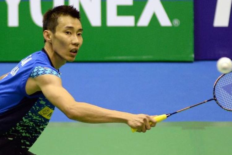 Pebulu tangkis Malaysia, Lee Chong Wei, mengembalikan kok dari pemain China, Tian Houwei, pada laga final Hong Kong Terbuka di Kowloon, Minggu (22/11/2015).