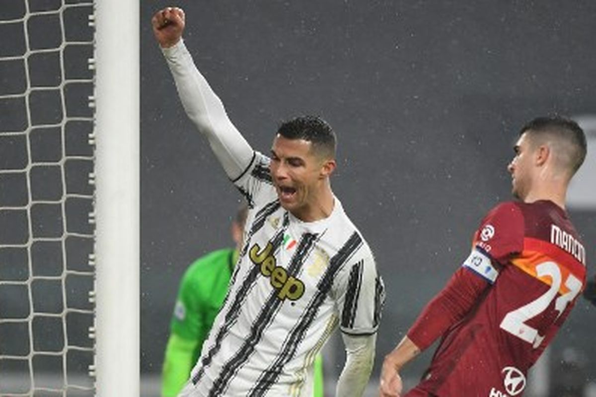 Cristiano Ronaldo (kiri) merayakan gol pada laga pekan ke-21 Liga Italia yang mempertemukan Juventus vs AS Roma di Stadion Allians, Sabtu (6/2/2021).