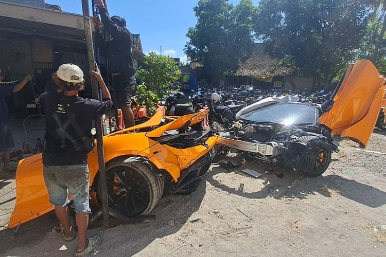 Mobil McLaren Terbelah Dua, Begini Kondisi Andra ST dan Robby Usai Dilarikan ke RS Indriati