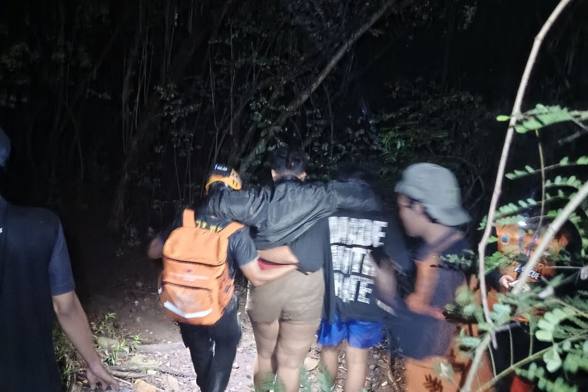 Petugas SAR mengevakuasi pendaki yang cidera saat pendakian Gunung Klotok, Kota Kediri, Jawa Timur, Senin (9/6/2025).