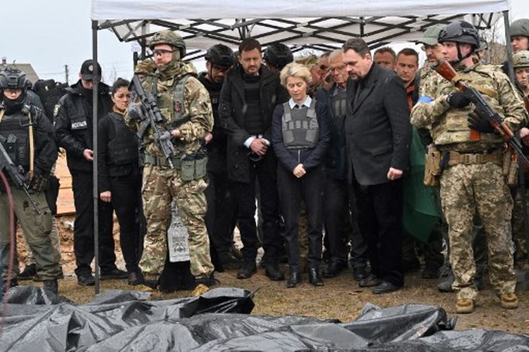 Presiden Komisi Eropa Ursula von der Leyen, diapit oleh Perdana Menteri Slovakia Eduard Heger dan Perwakilan Tinggi Uni Eropa untuk Urusan Luar Negeri dan Kebijakan Keamanan Josep Borrell saat mereka mengunjungi kuburan massal di kota Bucha, barat laut Kyiv pada Kamis (8/4/2022). 