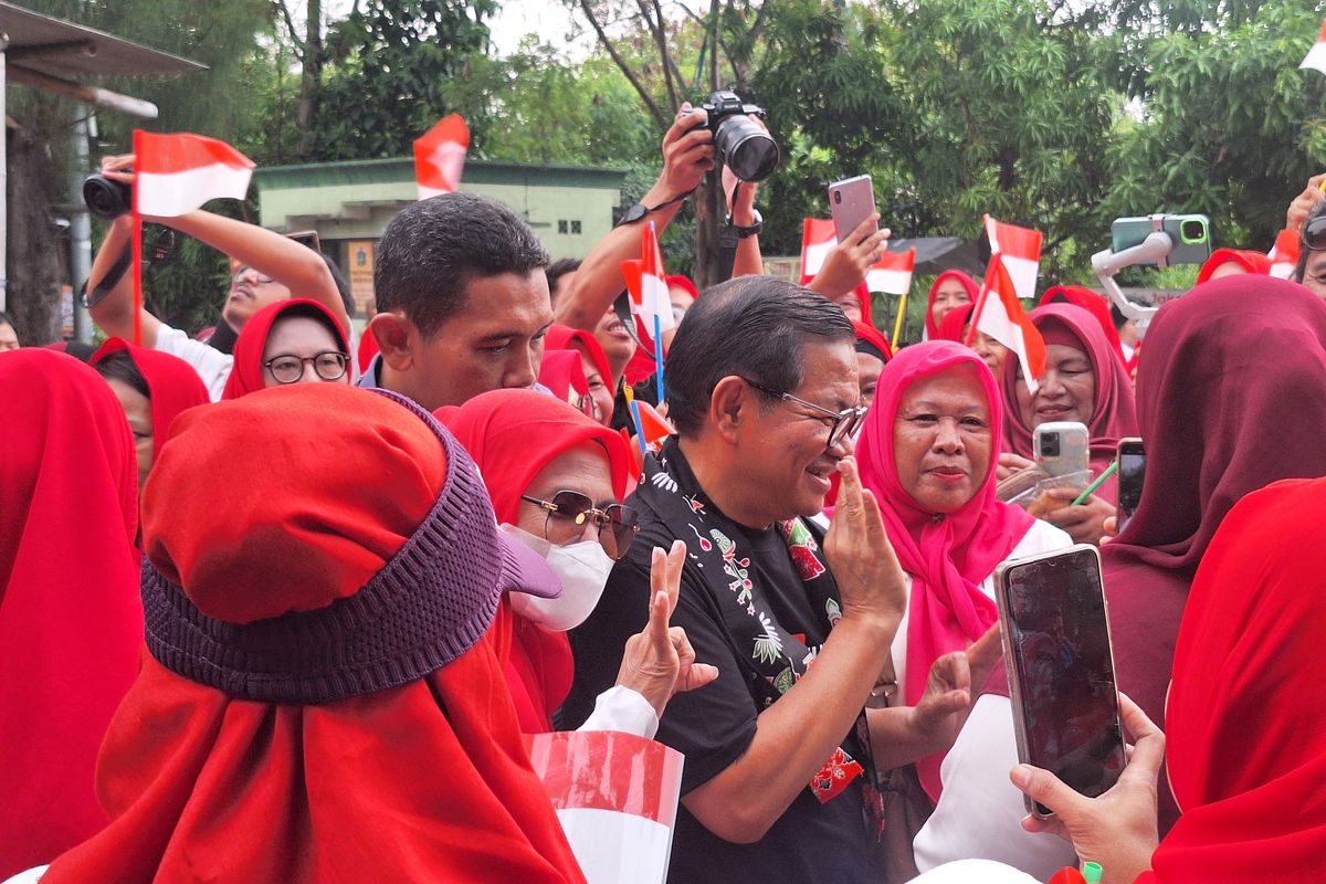 Pramono Anung Disambut Rombongan Ibu-ibu Bawa Bendera di Rorotan