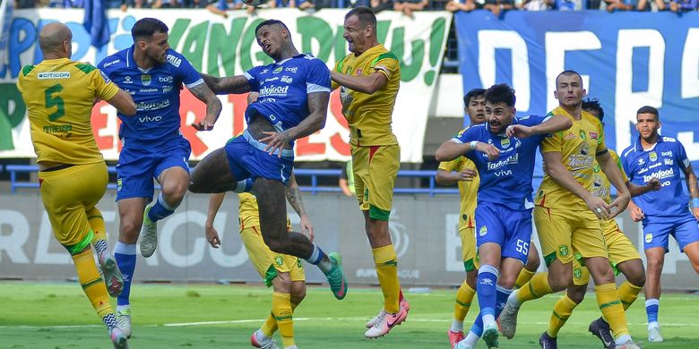 Duel udara antara penyerang Persib Bandung Ramon Tanque dan bek Persebaya Surabaya Dime Dimov pada laga pekan kelima Super League 2025-2026, Jumat (12/9/2025) di Stadion Gelora Bandung Lautan Api (GBLA). 