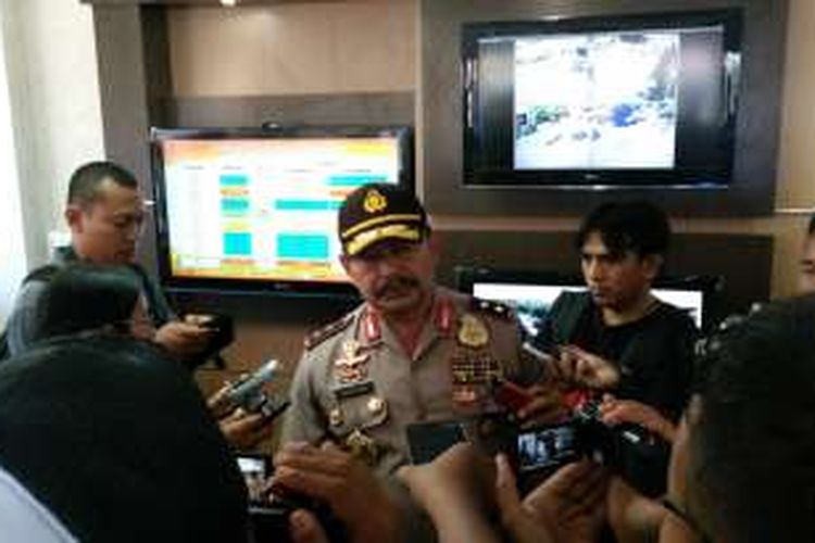 Kapolda Jawa Timur Irjen Pol  Anton Setiadji saat memberikan keterangan pers saat memantai Pelabuhan Ketapang Banyuwangi Sabtu (2/7/2016)