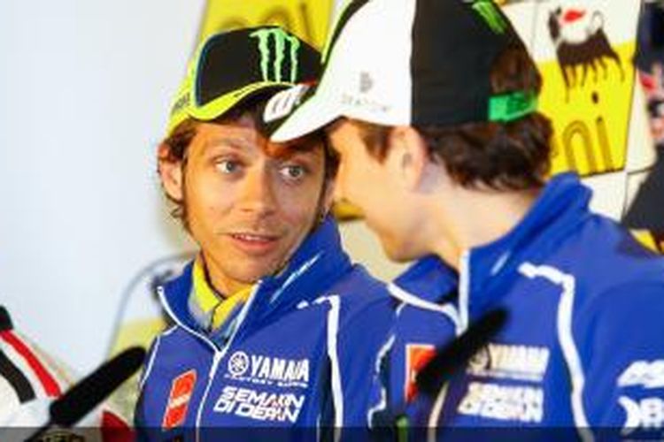 Pebalap Yamaha Factory Racing, Valentino Rossi (kiri) dan Jorge Lorenzo mengobrol saat konferensi pers jelang GP Jerman, Kamis (1/7/2013).