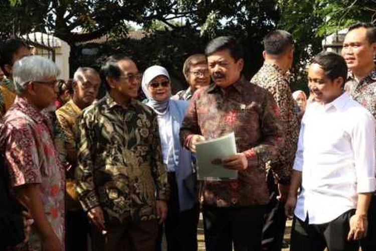 Menteri ATR/Kepala BPN, Hadi Tjahjanto saat menyerahkan 23 Sertipikat Hak Milik untuk rumah Dosen Universitas Hasanuddin, Makassar, Provinsi Sulawesi Selatan, pada Jumat (17/03/2022).