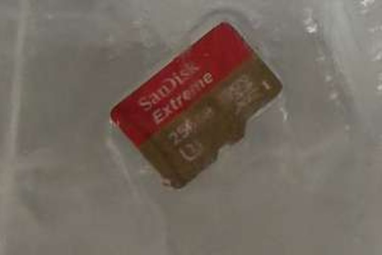 Kartu penyimpanan microSD Sandisk yang dimasukkan ke dalam kotak es.
