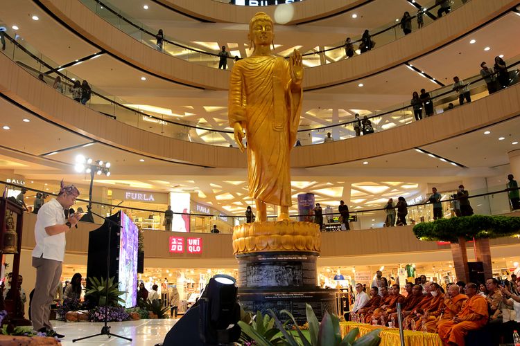 Patung Buddha yang berada di dalam mal Tunjungan Plaza, Surabaya, mencatatkan rekor MURI, Rabu (31/5/2023).