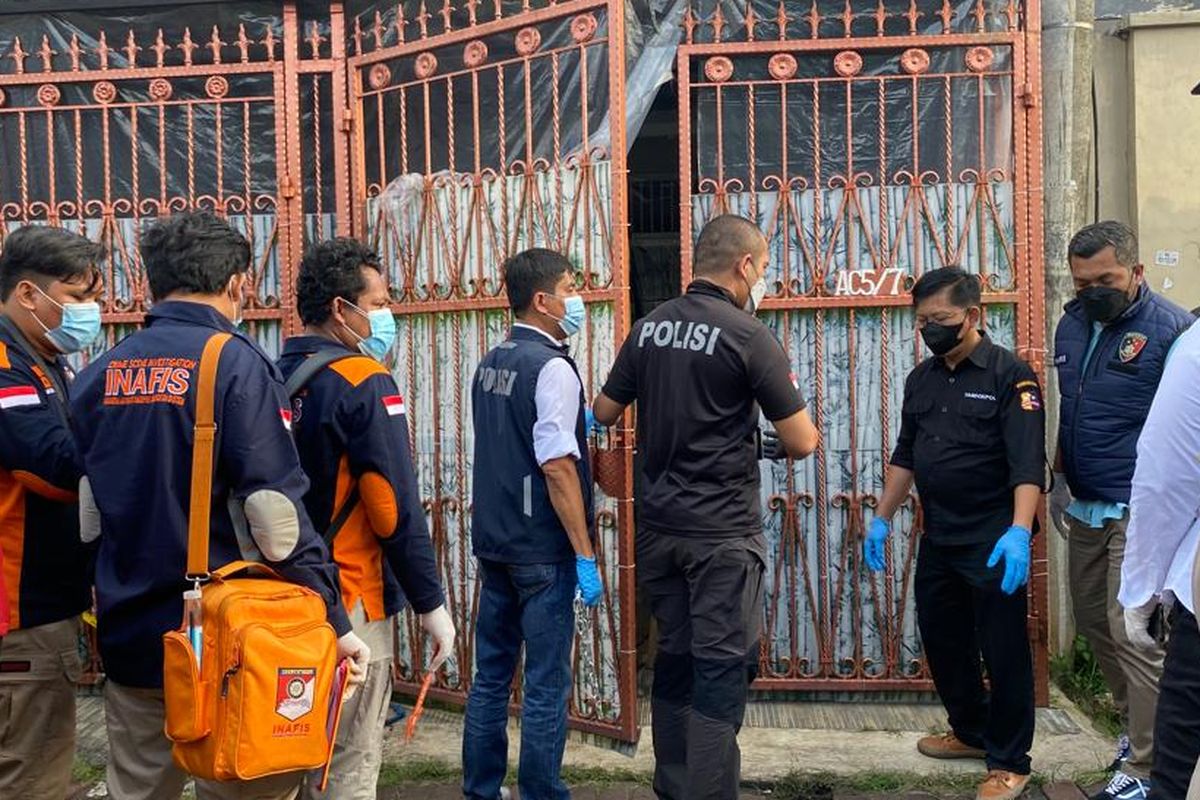 Tim gabungan polisi mendatangi rumah satu keluarga tewas di Kalideres, Jakarta Barat pada Rabu (16/11/2022). Tim datang sejak pukul 16.50 WIB untuk melakukan olah tempat kejadian perkara (TKP). 