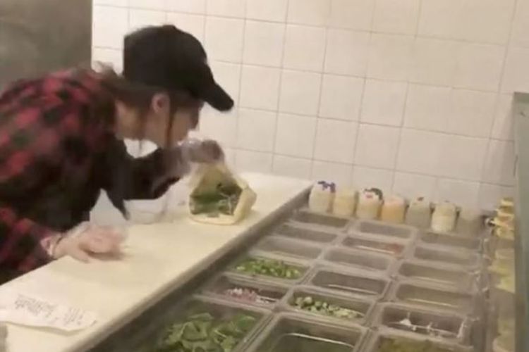 Potongan video yang memperlihatkan pegawai perempuan sebuah gerai makanan di Amerika Serikat meludahi makanan pelanggan yang terlibat adu mulut dengannya.