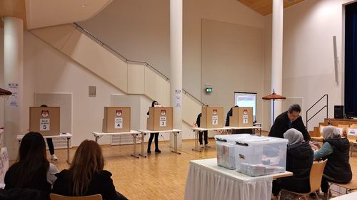 Pemilu 2024: Foto Suasana WNI "Nyoblos" di Swiss, Unik Dilengkapi Bazar Makanan