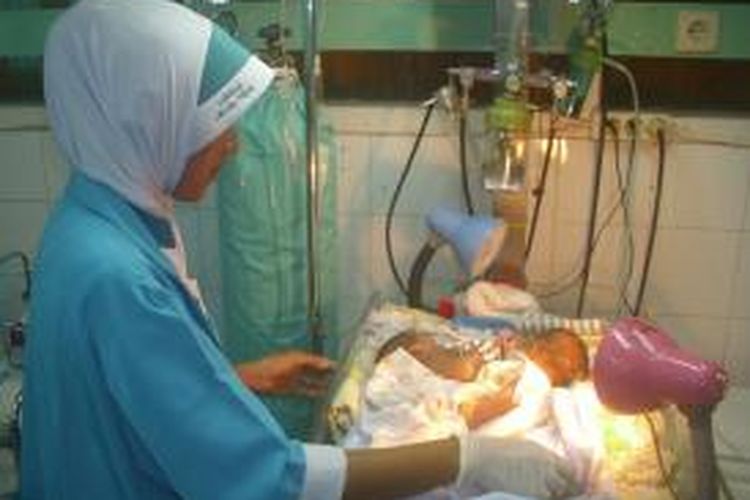 Bayi kembar siam Citra dan Neyza saat berada di ruang perawatan di RSUD Gambiran, Kediri, Senin (15/7/2013). 