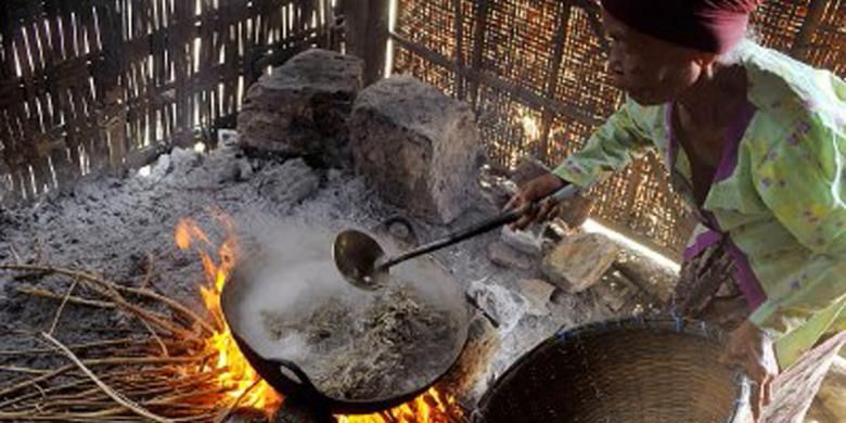 Lorjuk direbus di kuali ukuran sedang menggunakan nyala api dari kayu bakar. Setelah dikeringkan, lorjuk dibuat beragam olahan makanan. Air rebusan lorjuk dibuat menjadi petis.