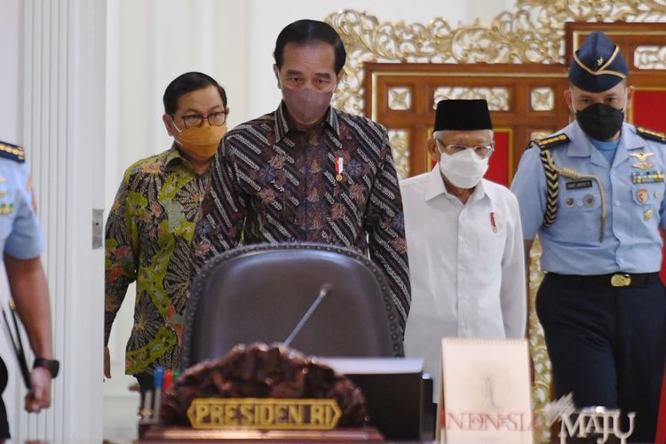 Presiden Joko Widodo (tengah) bersama Wakil Presiden Ma'ruf Amin (kanan) didampingi Sekretaris Kabinet Pramono Anung (kiri) bersiap mimpin rapat terbatas di Kantor Presiden, Jakarta, Senin (22/11/2021). Rapat terbatas itu membahas evaluasi Pemberlakuan Pembatasan Kegiatan Masyarakat (PPKM) dan rencana penerapan PPKM level 3 saat libur Natal dan Tahun Baru. ANTARA FOTO/Pool-Hafis=dz Mubarak/hp.