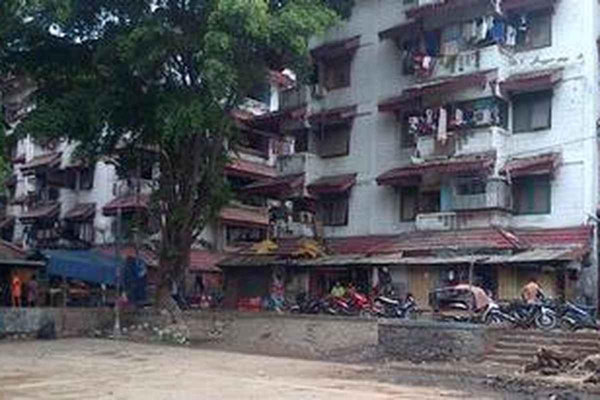 Kondisi rumah susun di Angke, Tambora, Jakarta Barat, sebelum dibongkar, Rabu (15/5/2013). Rusun berusia 30 tahun ini dirubuhkan dan diubah menjadi rusun baru.