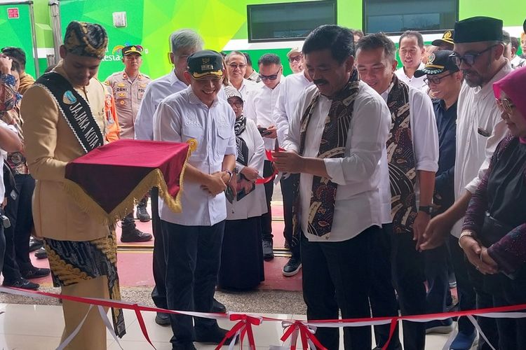 Menteri ATR/BPN Hadi Tjahtjanto tiba di Stasiun Kereta Tasikmalaya, Jawa Barat, untuk memberikan sertifikat tanah gratis di Kecamatan Bungursari, Kota Tasikmalaya, Rabu (24/1/2024).